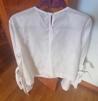 Blusa Stradivarius blanca bordada flores Talla M