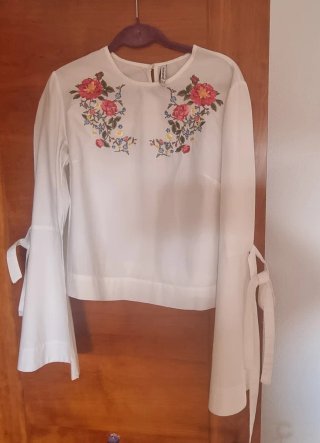 Blusa Stradivarius blanca bordada flores Talla M