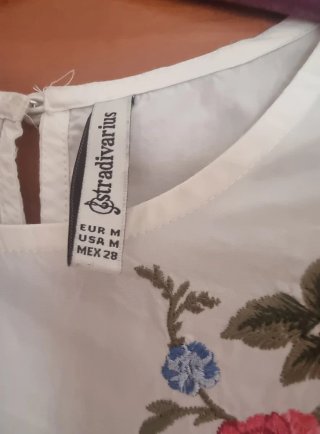 Blusa Stradivarius blanca bordada flores Talla M