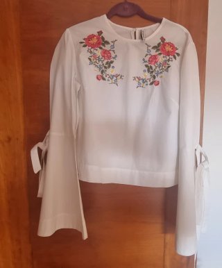Blusa Stradivarius blanca bordada flores Talla M