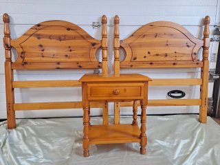 2 cabeceros madera 90 + mesita