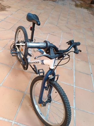 Bicicleta Rockrider Blanca y Azul de Decathlon