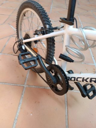 Bicicleta Rockrider Blanca y Azul de Decathlon