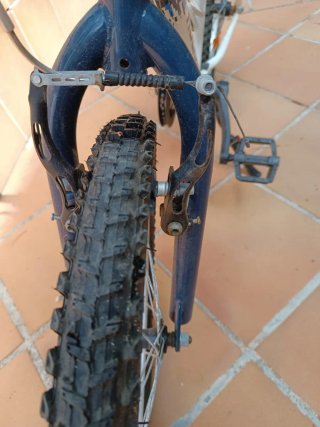 Bicicleta Rockrider Blanca y Azul de Decathlon