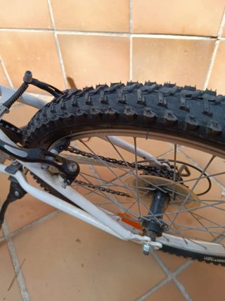 Bicicleta Rockrider Blanca y Azul de Decathlon