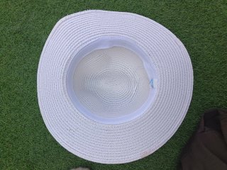 Sombrero de paja blanco con cinta negra