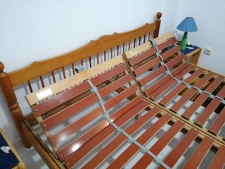 Cama doble de madera