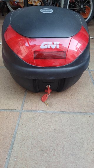 Baúl Moto Givi Negro