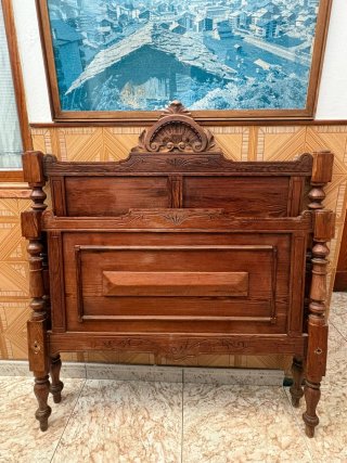 Cabecero de cama antiguo de madera