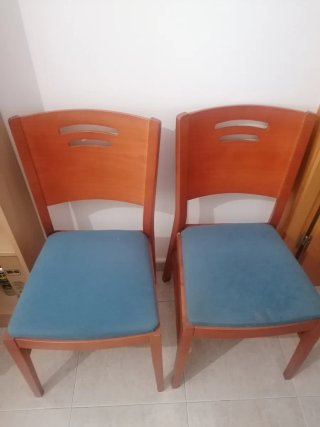 4 sillas de madera con tapicería azul