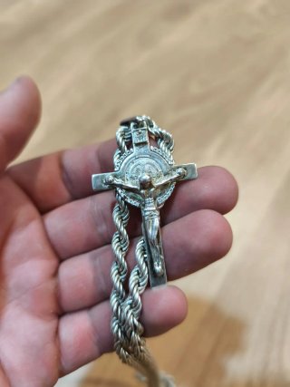 Cadena de plata con cruz