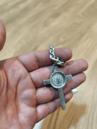 Cadena de plata con cruz