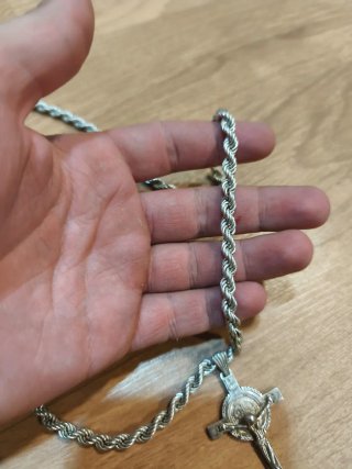 Cadena de plata con cruz
