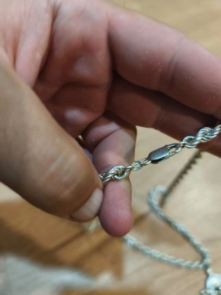 Cadena de plata con cruz