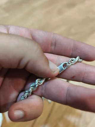 Cadena de plata con cruz