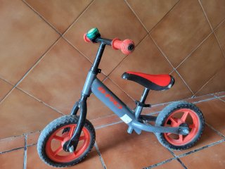 Bici de equilibrio B-PRO gris y roja
