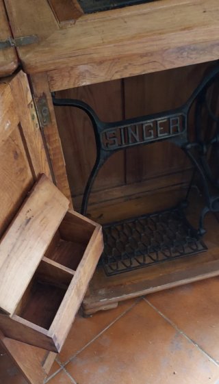 Estructura metalica Singer ymueble tallado antiguo
