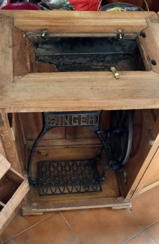 Estructura metalica Singer ymueble tallado antiguo
