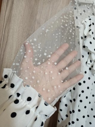 Camisa lunares con mangas transparentes