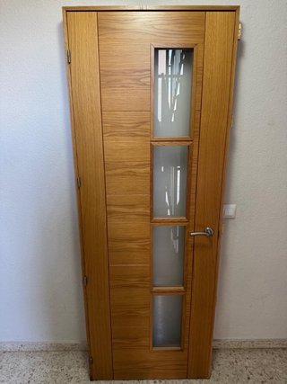 2 Puerta de madera con 4 cristales