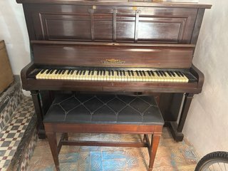 Piano antiguo de madera oscura