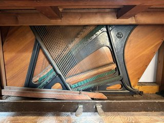 Piano antiguo de madera oscura