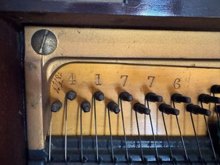 Piano antiguo de madera oscura