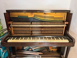 Piano antiguo de madera oscura