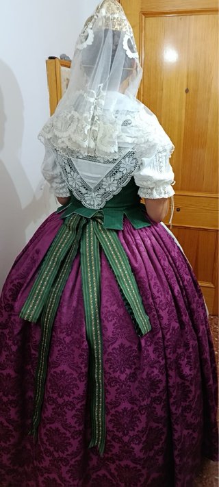 Traje huertana hecho a mano puesto solo una vez.