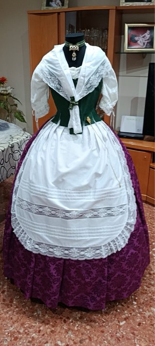 Traje huertana hecho a mano puesto solo una vez.
