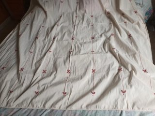 Cortina blanca con detalles rojos 2 m