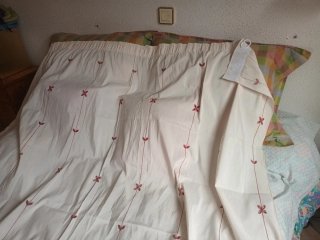Cortina blanca con detalles rojos 2 m