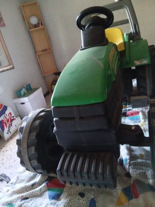 Tractor de pedales para niños