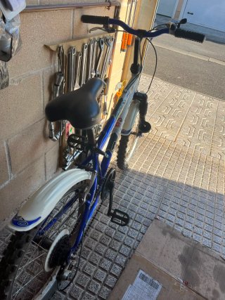 Bicicleta Montaña Azul y Blanca