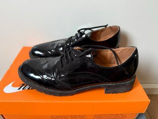 Zapatos de vestir negros charol