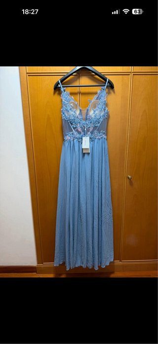 Vestido largo azul con encaje floral