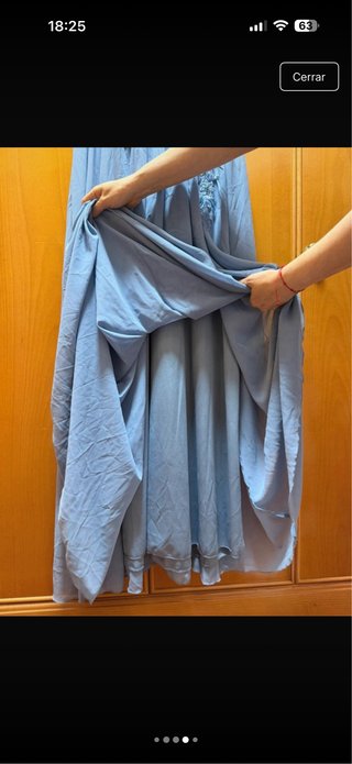 Vestido largo azul con encaje floral