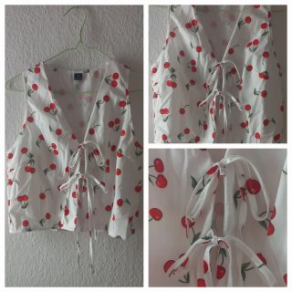 Blusa corta con estampado de cerezas
