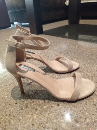 Tacones beige de tiras