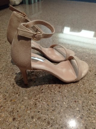 Tacones beige de tiras