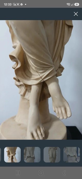 Escultura de bailarina beige y negra