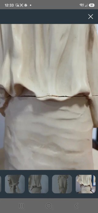 Escultura de bailarina beige y negra