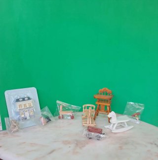 Casa miniatura y juguetes para bebé
