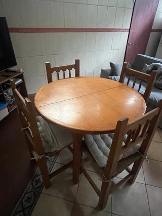 Mesa redonda extensible y 6 sillas solo venta pers