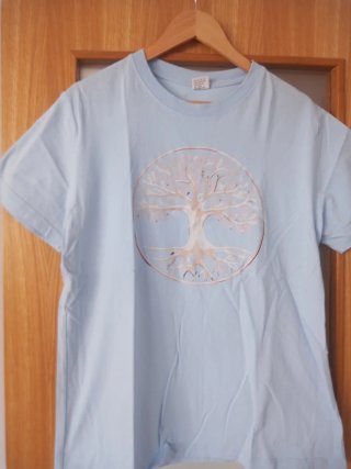 Camiseta azul con árbol de la vida