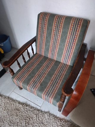 Sofá cama de tela y madera