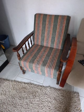 Sofá cama de tela y madera