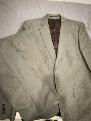 Traje gris con raya fina