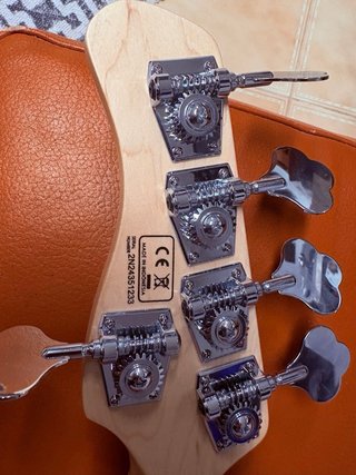 Bajo Sire Marcus Miller v7 5 cuerdas fretless