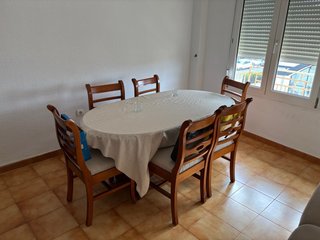 Mesa extensible con 6 sillas de madera